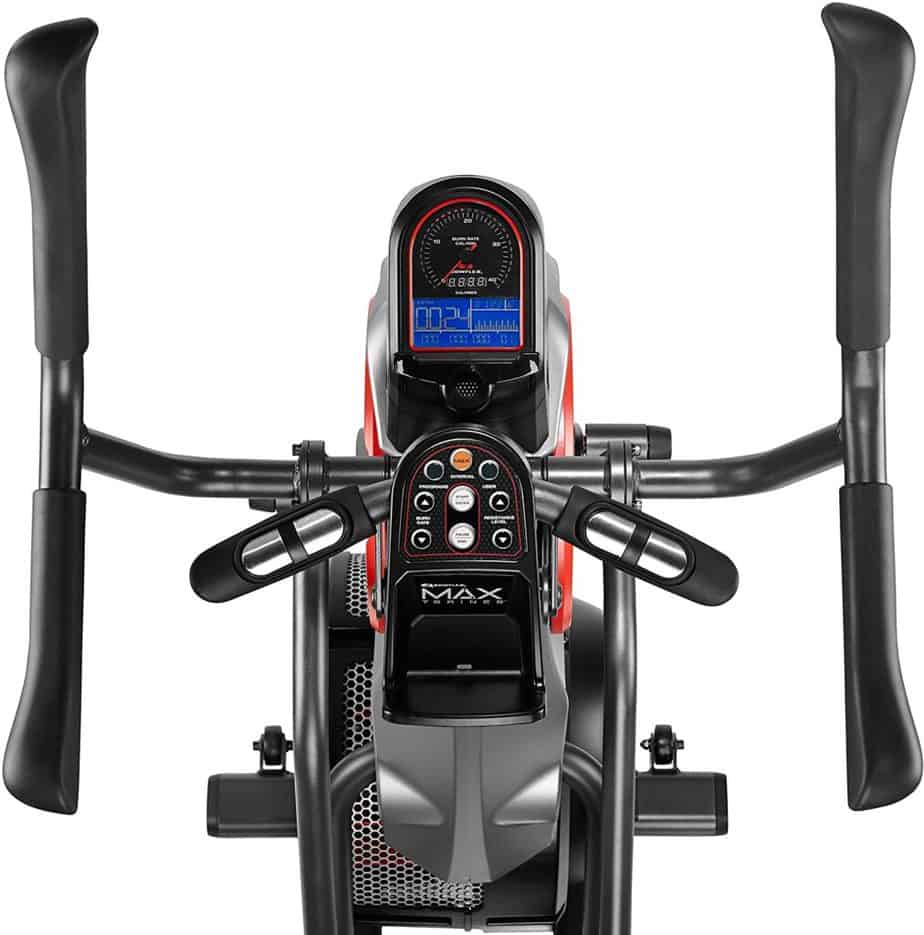 The console, the multi-grip dual-action handlebar and the static handlebar of the Bowflex Max Trainer M5