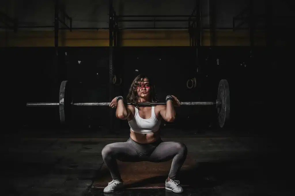 A woman does the front squat with a barbell